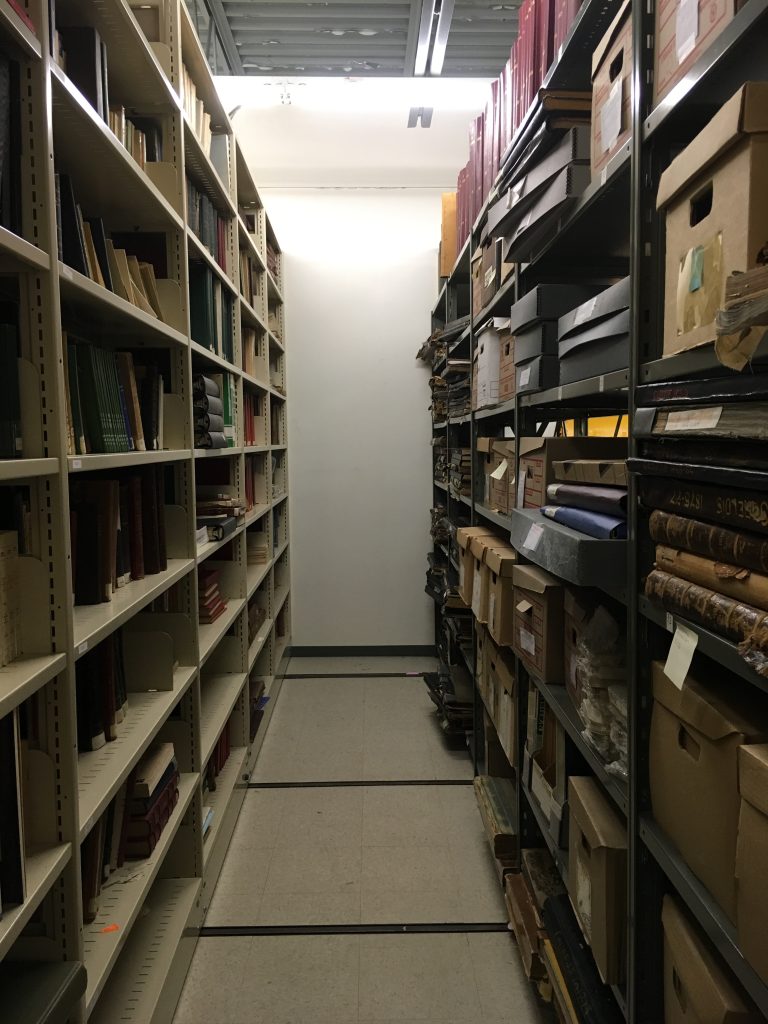 Bibliothèques dans la voûte de la SHPS qui présentent une partie de nos archives : les journaux.