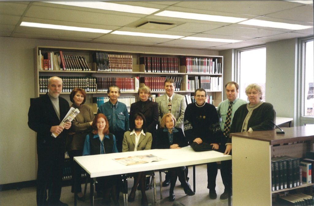 Photographie du groupe des membres de l'Association minière du Québec, en lien avec la rédaction d'articles au Journal Les 2 Rives [199?]