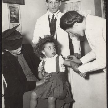 Le dossier illustre une enfant recevant un vaccin à la clinique Laurier