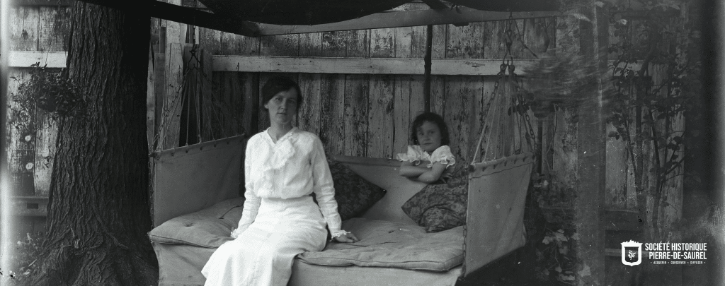 Photographie d'une femme et un enfant.